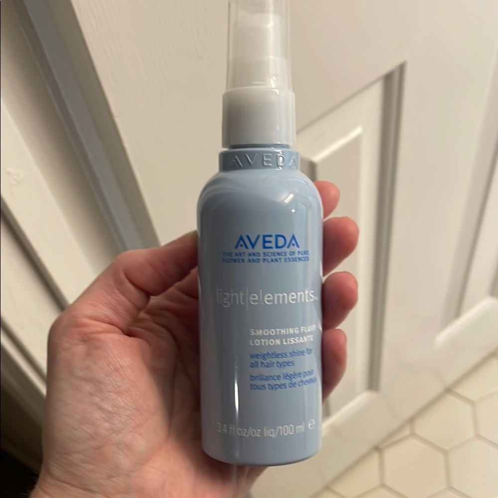 AVEDA Light Elements Smoothing Fluid in Soft Blue